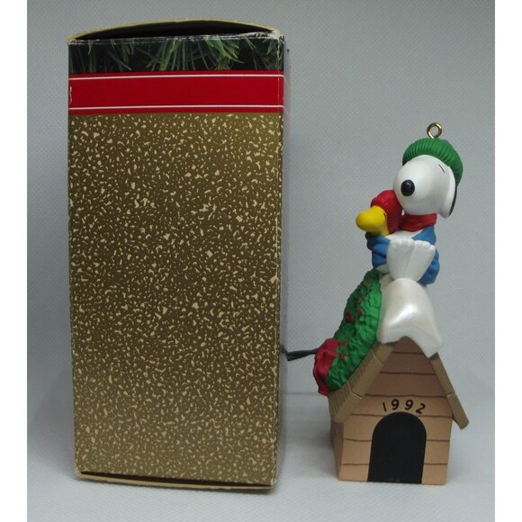 Hallmark Ornament 1992 Peanuts Snoopy Doghouse Magic Blinking Lights Wreath - Picture 3 of 10